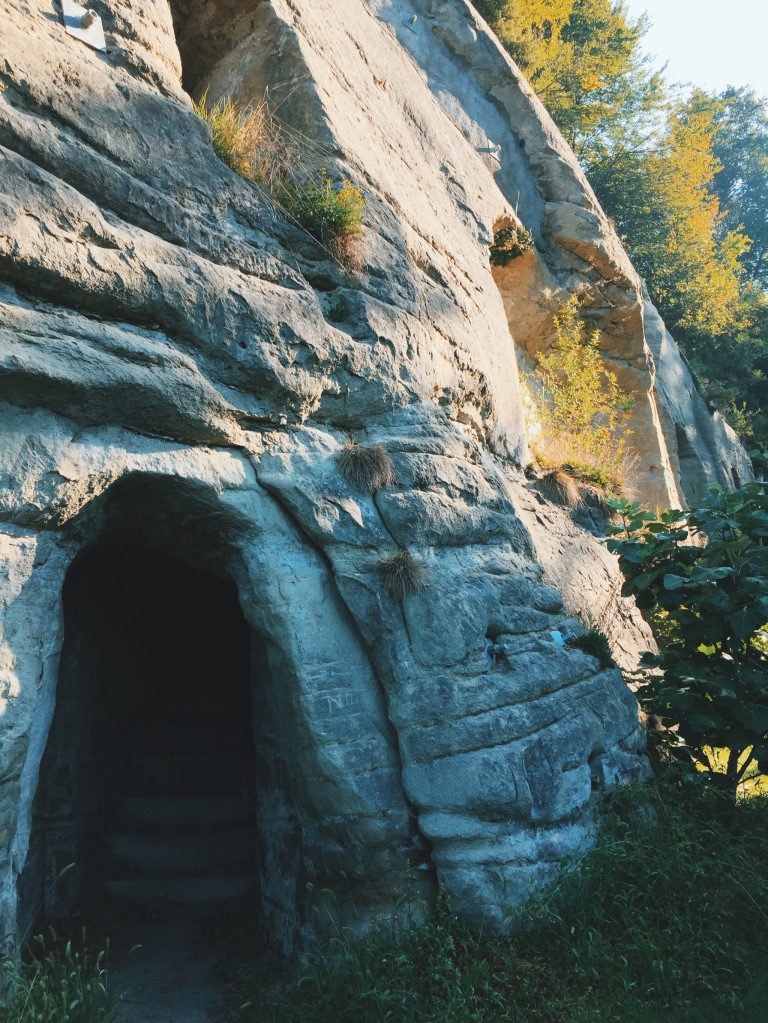 Entrée grotte dans un rocher